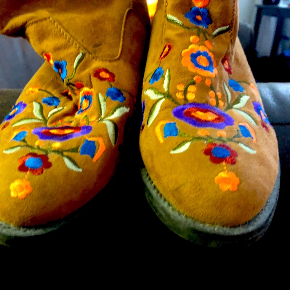 Size 7.5 super cute, boho style brown faux suede MUDD ankle boots. So trendy